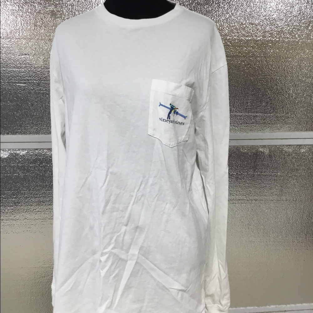 Men’s vineyard vines long sleeve tee.